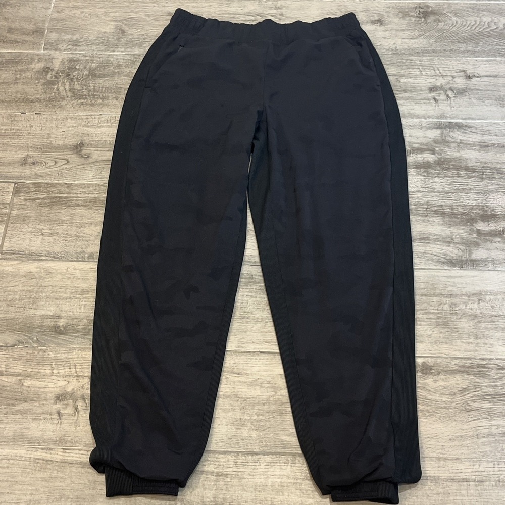 Athleta Women's‎ Size 6 Muted Black and Gray Camo Brooklyn Lined Joggers